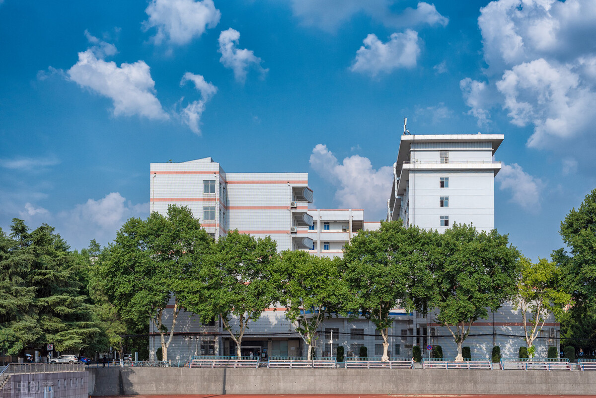 闷恋一一小说连载62迎新晚会初出彩