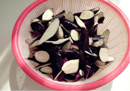 烧茄子多做一步茄子不吸油不发黑,烧茄子如何不让茄子吸油