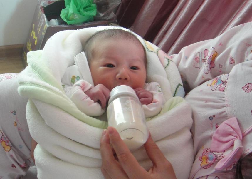 为什么拍嗝了宝宝还会吐,为什么给娃拍嗝会吐奶