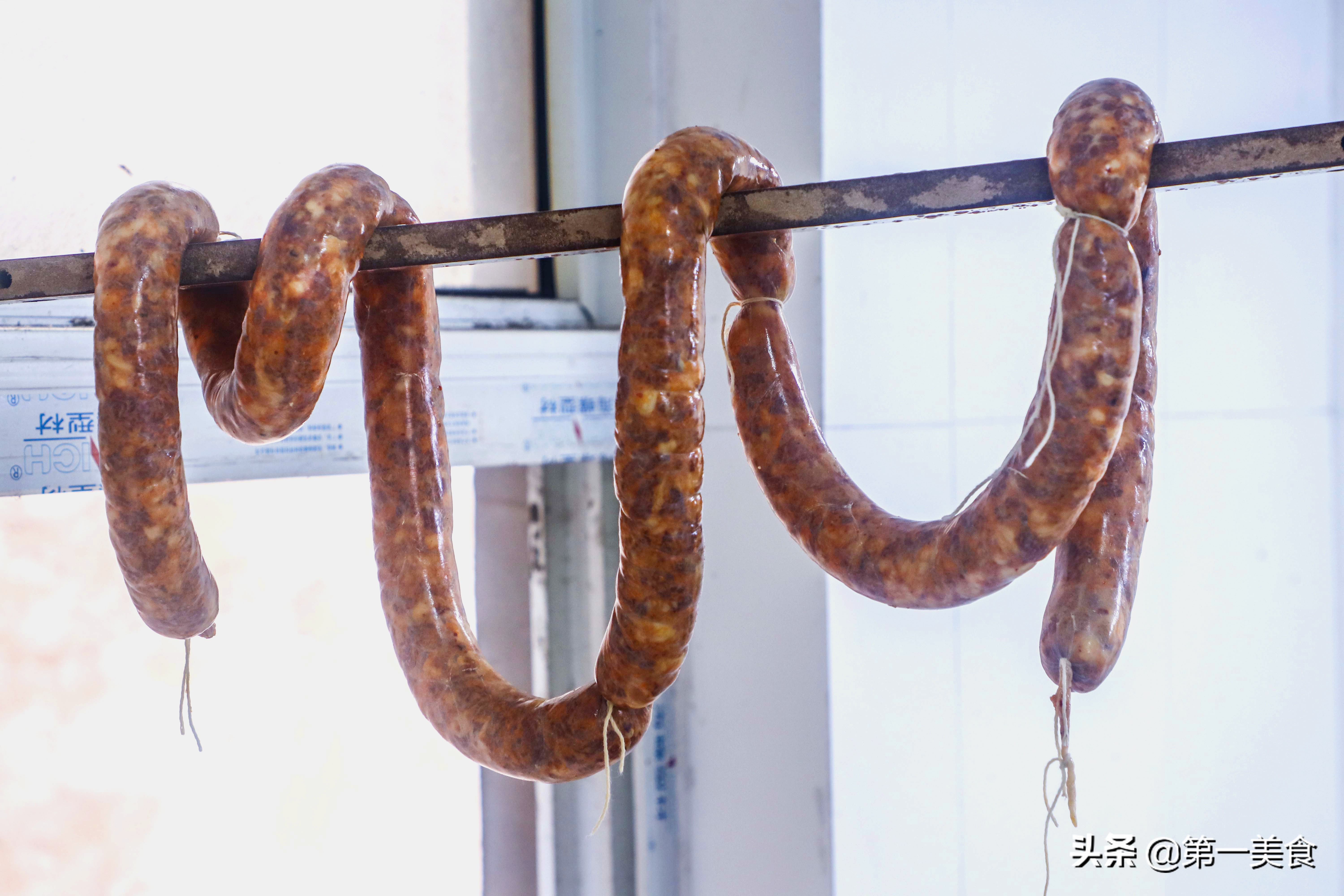 自制香肠的家常做法10斤肉多少盐,自制香肠是煮熟保存还是生的保存