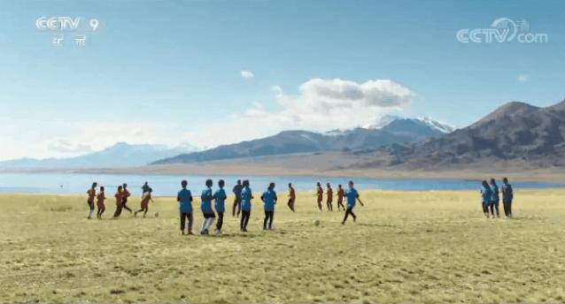 超燃!*疆新**少女的足球梦被拍成纪录片,登上央视