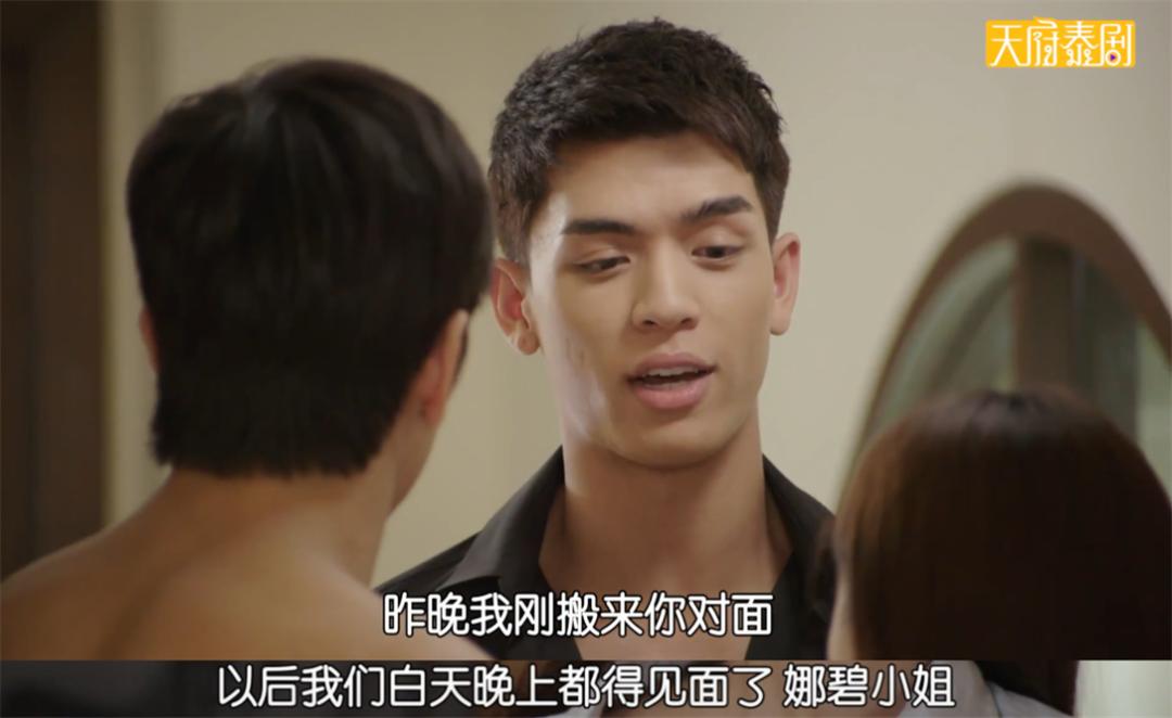 扒开衣服，这女人杀疯了