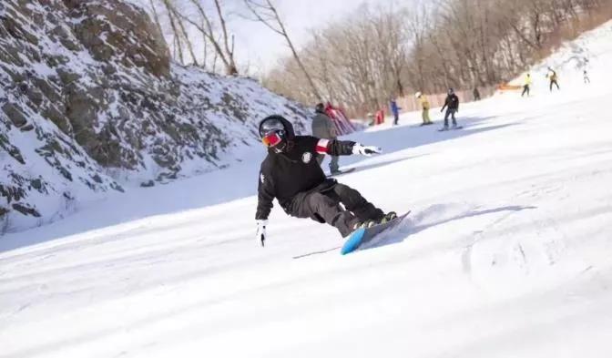 丹东玩冰雪地方,丹东北黄海温泉小镇攻略