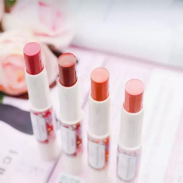 好几百的口红,嘴唇干但是有不水润的口红怎么涂