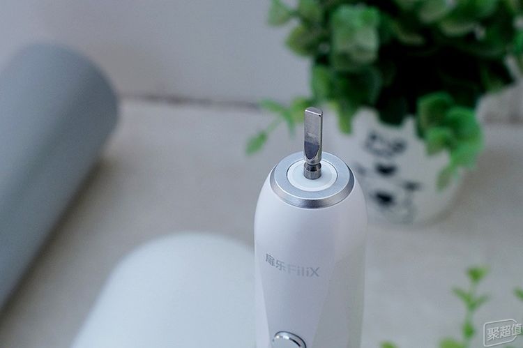 护龈深层清洁纳米抗菌软毛牙刷,清洁力好噪音小的电动牙刷