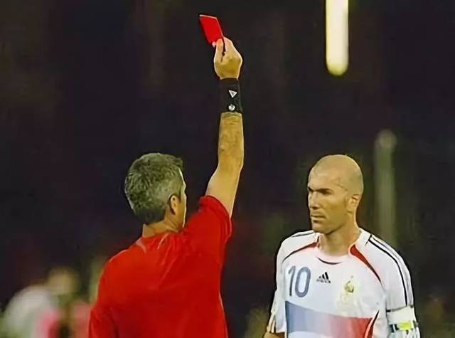 齐达内踢球将优雅演绎到极致,艺术大师齐达内