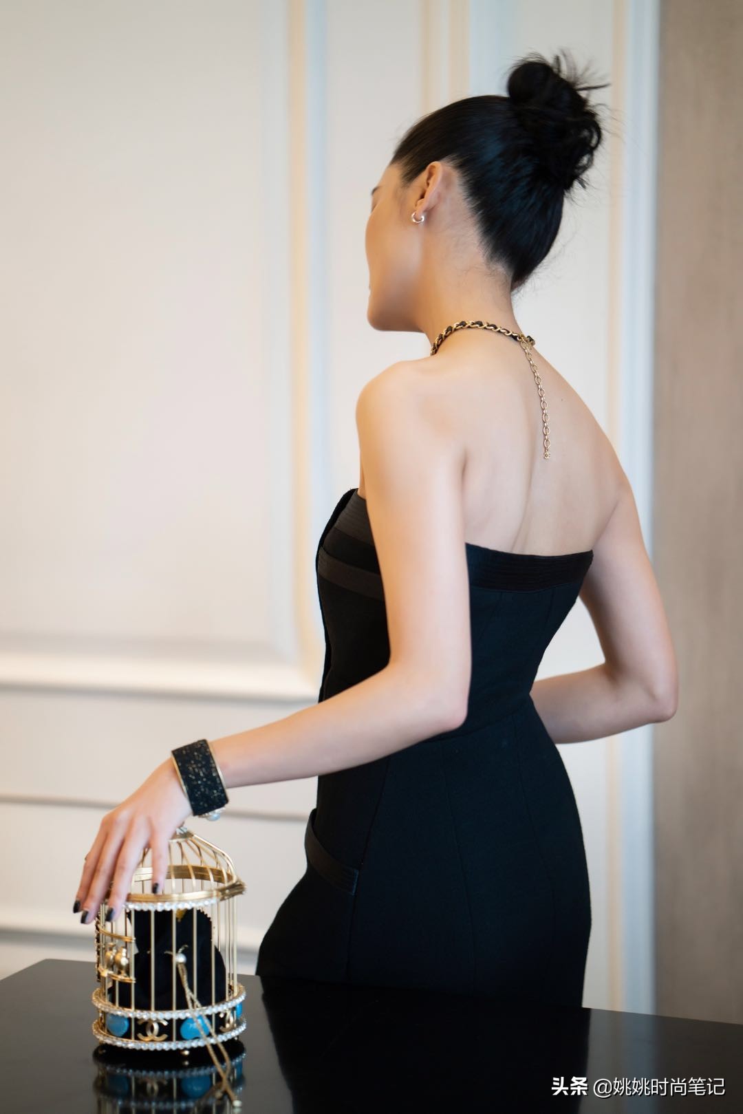 辛芷蕾香奈儿穿搭,辛芷蕾巴黎时装周穿白色拖地礼服