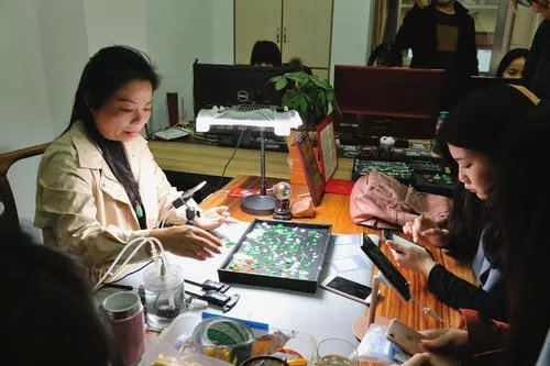 大明星亲自下场卖翡翠，为何没人买账？