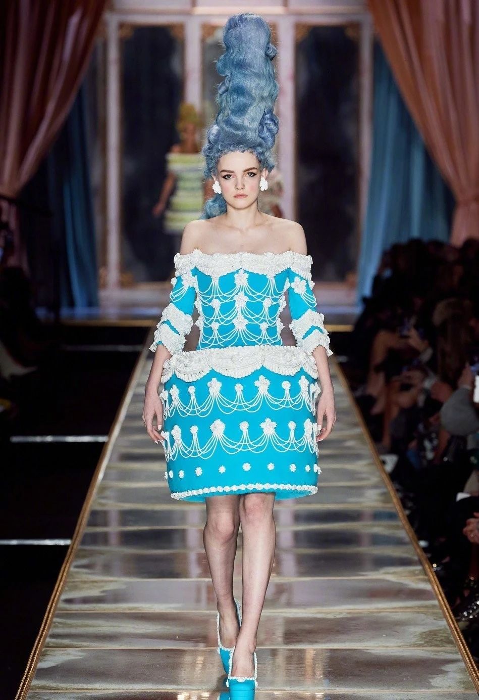 ladygaga穿红色礼服参加宴会,ladygaga鲜肉红毯造型