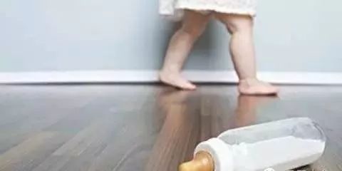 奶粉里面有颗粒还能溶解吗,奶粉冲泡结块有小颗粒是怎么回事