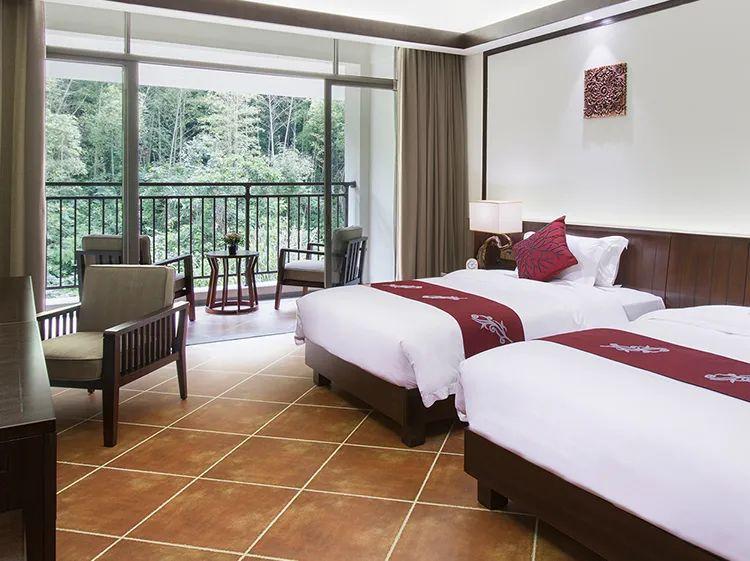 韶关的世外桃源，泡巴厘岛温泉，观小黄果树瀑布，享山景无边泳池