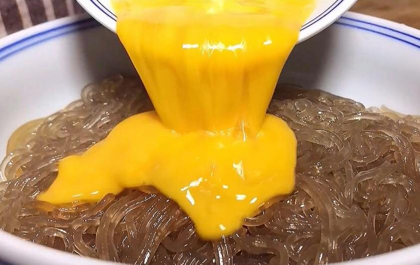 粉条里加俩鸡蛋,粉条里打两个鸡蛋没想到这么好吃