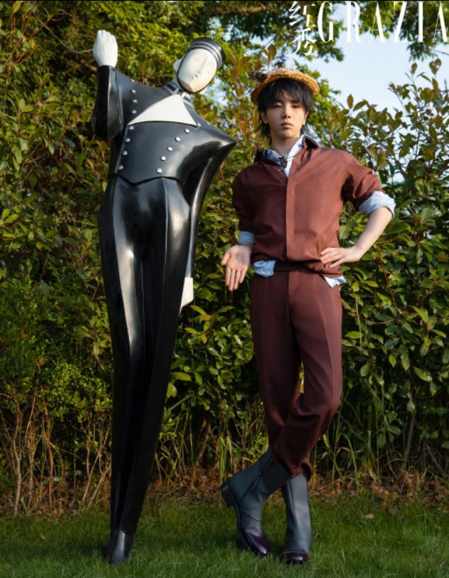 华晨宇黑色复古戴帽子,华晨宇白色狼尾造型撕漫感