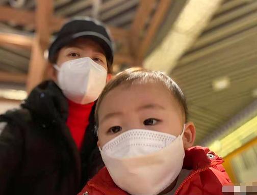 蔡少芬晒与小儿子外出照,蔡少芬带三个孩子和婆婆