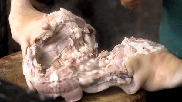 老西关炭炉羊肉煲，不给蘸酱！藏在村子里，门口停满豪车