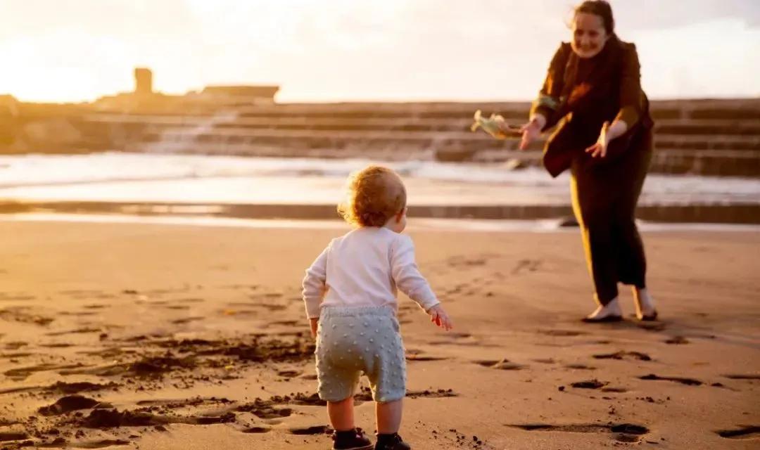 4岁小孩突然说话很费劲口吃厉害,2岁学说话宝宝突然口吃怎么纠正