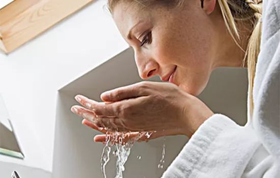 美容精们看过来！肌肤发光已经OUT了？现在流行美到带电