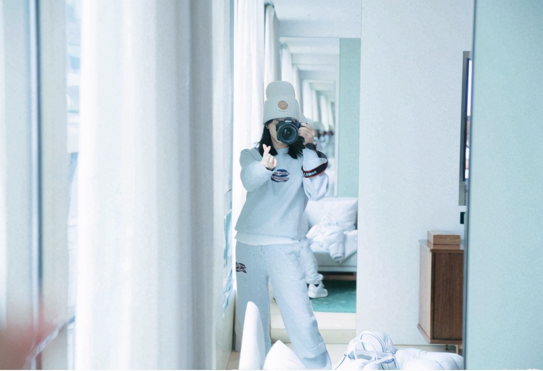 宋茜穿蓝色卫衣机场照,宋茜穿羽绒服