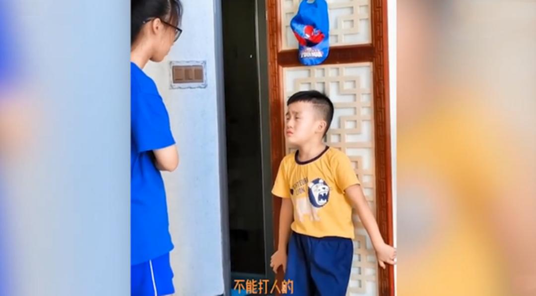 严厉姐姐训弟弟,严厉的姐姐教育弟弟