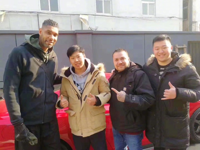 好汉邓肯登上了长城，天太冷终于穿上了羽绒服，还是中国潮牌