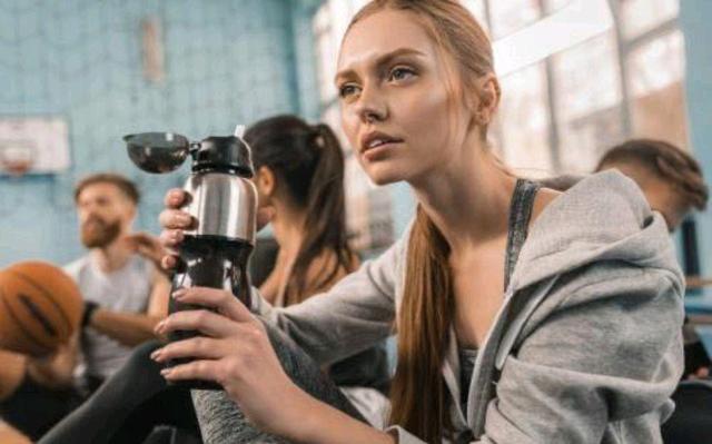 健身的时候喝运动饮料,运动饮料健身时如何饮用