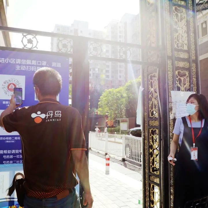 他们坚守在疫情防控一线,防控疫情他们在风雪中坚守