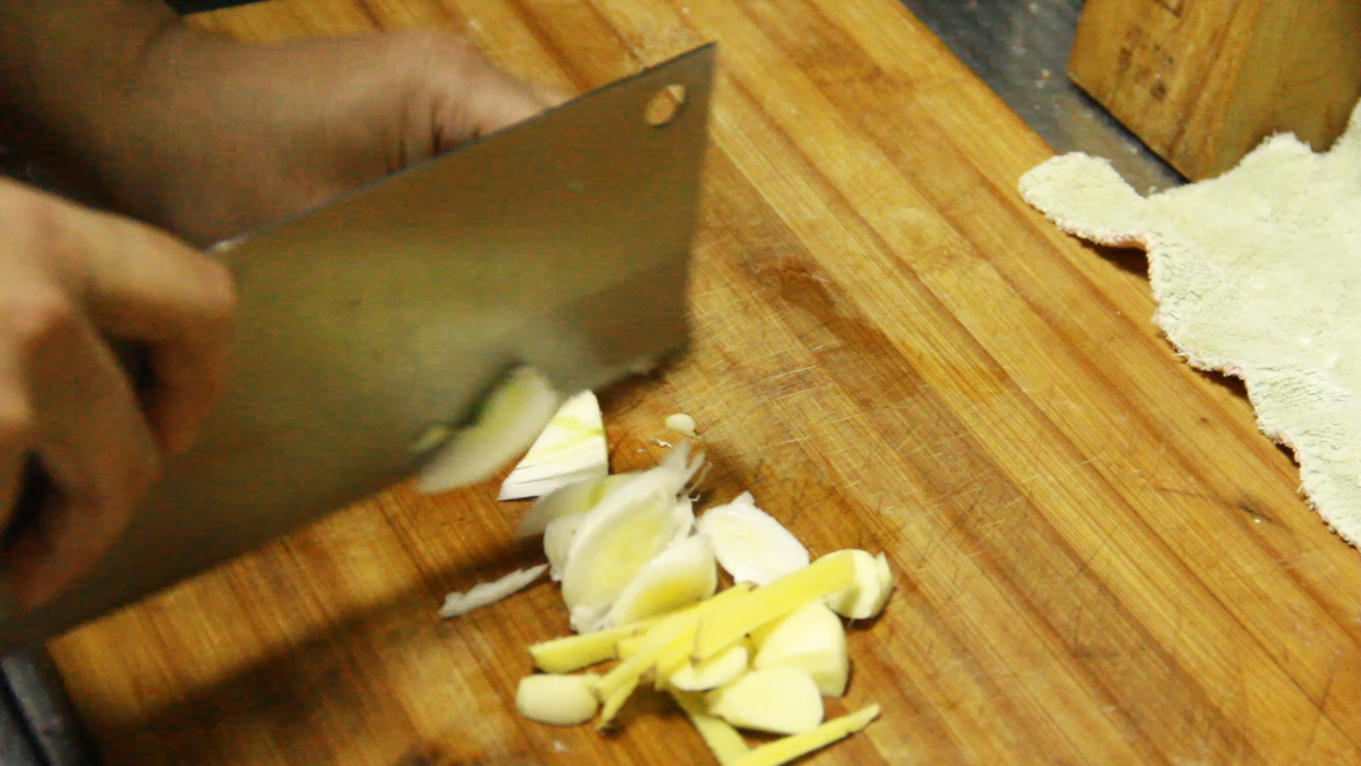 鸡翅根为什么做出来很腥,红烧鸡翅根做法味道超棒一看就会