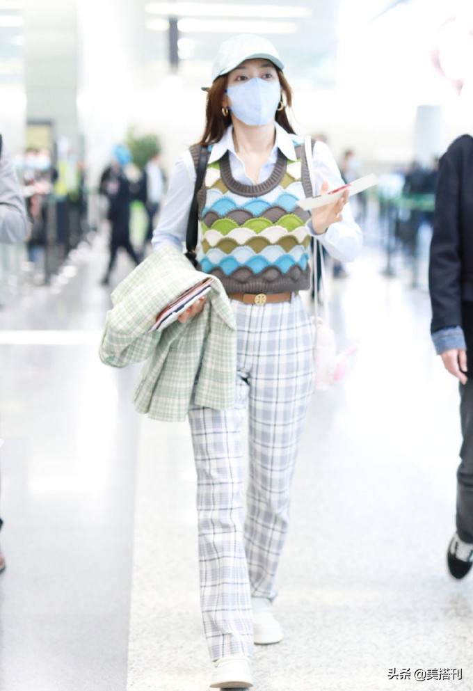 秦岚穿搭同款西装,秦岚黑色马甲粉色衬衫搭配