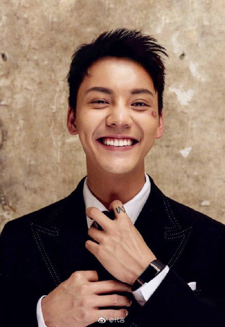 陈伟霆短发穿衣搭配,陈伟霆潮流装扮轻松打造型男风格