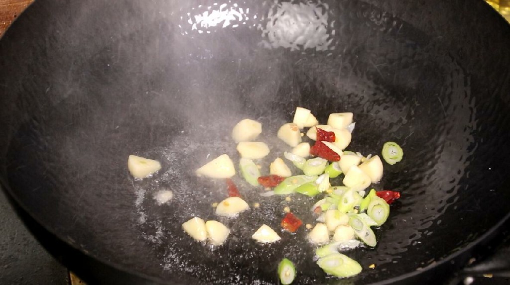 为什么炒粉丝会湿哒哒的,为什么炒粉丝会粘在一起