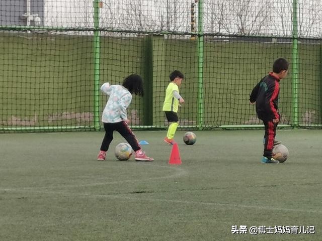 女孩子从小踢足球怎么样,妈妈踢足球的孩子