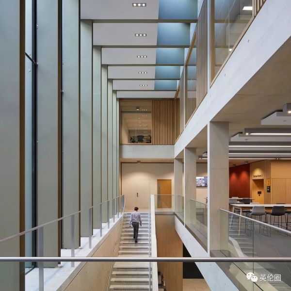 一年48万，奶茶妹妹要读剑桥MBA？这张学生卡信息量也太大