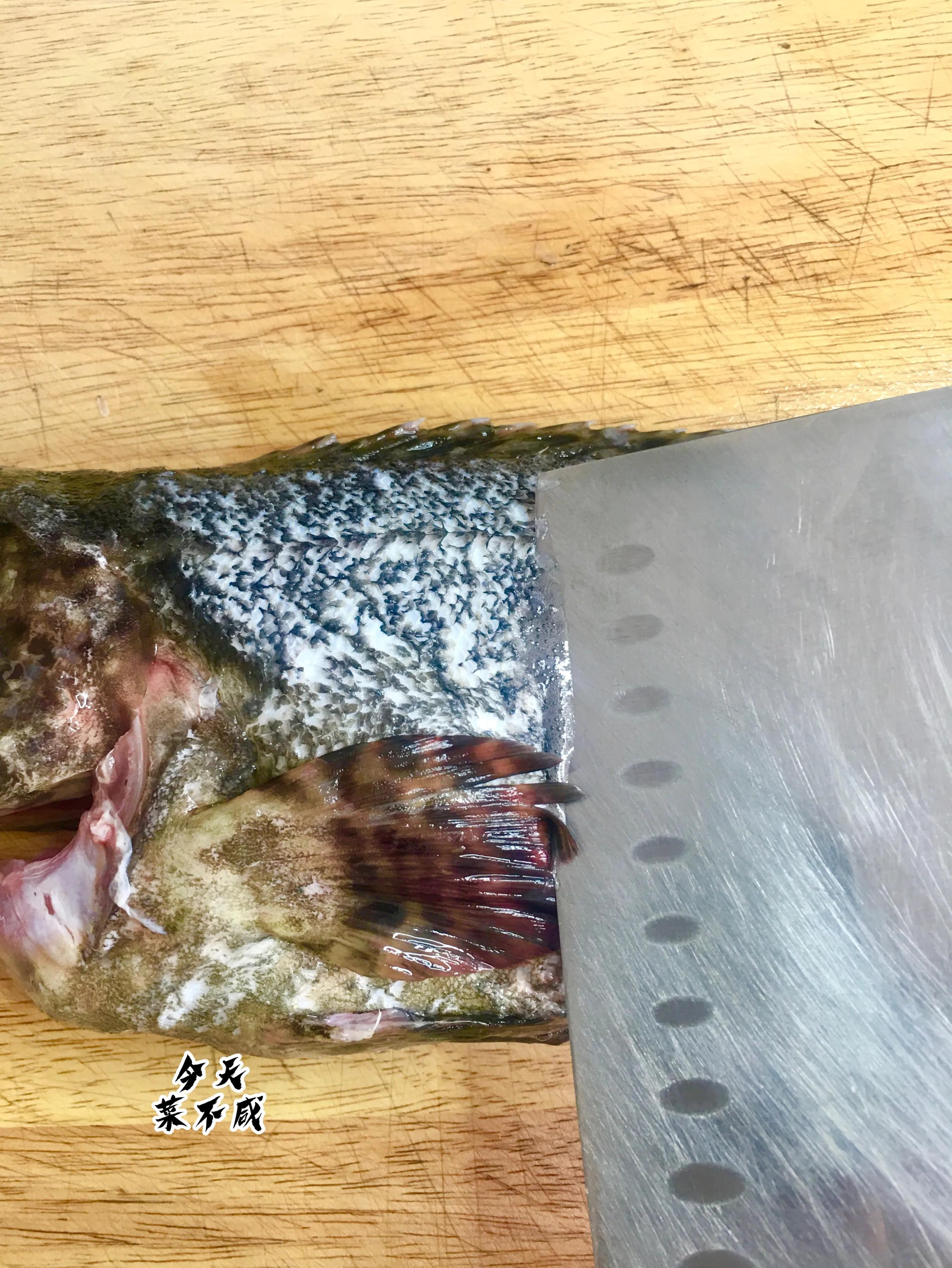 石斑鱼先倒蒸鱼豉油还是先泼油,清蒸鱼石斑鱼放什么调料