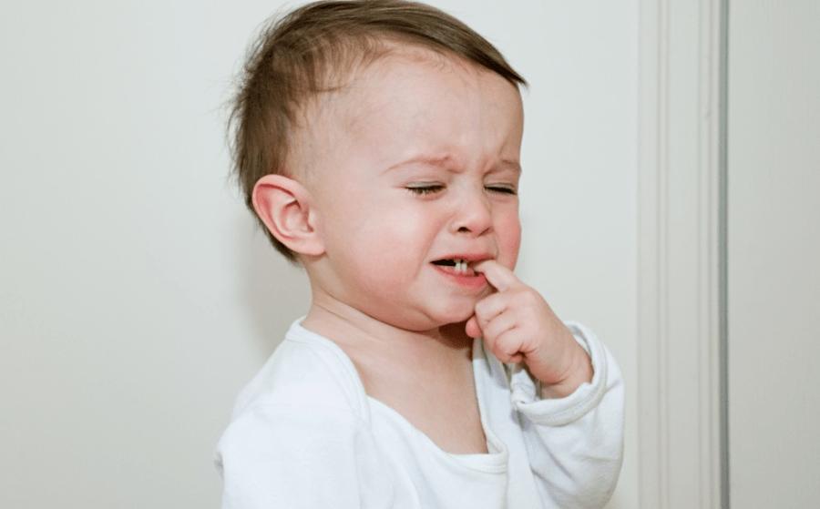 宝宝爱抠鼻孔怎么回事,三个月宝宝老抠嘴巴里面怎么回事