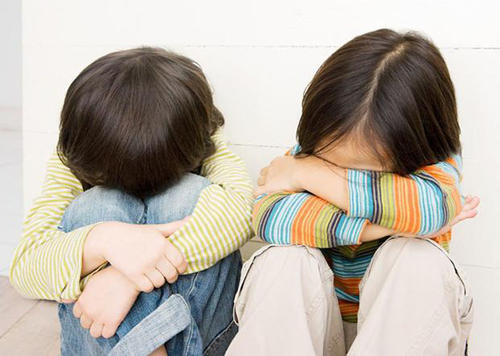 很胆小的小朋友玩90度的滑滑梯,两岁多的宝宝胆小不敢坐滑滑梯