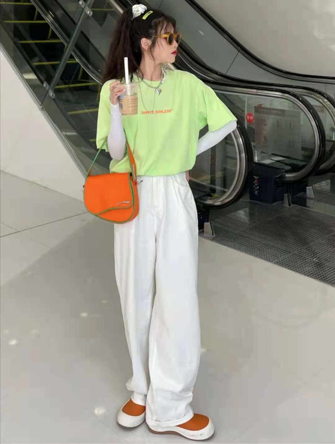 50岁白裤子搭什么上衣好看,米白宽腿裤子配什么上衣好看