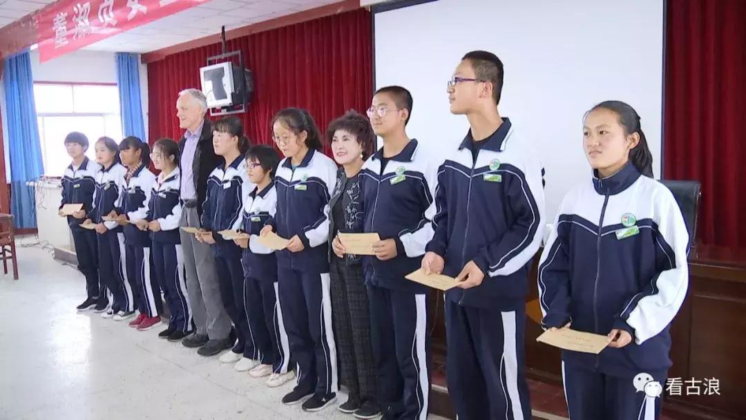 董淑贞在铜川捐助学生,董淑贞女士