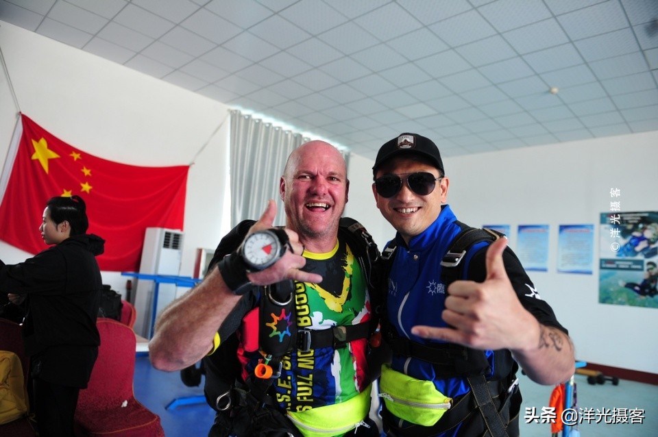 打卡在4000米高空,风靡世界的高空跳伞,悄然改变国人的度假方式