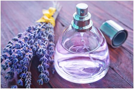 女大学生为约会，被一瓶香水下了“白斑咒”，白癜风可要注意了