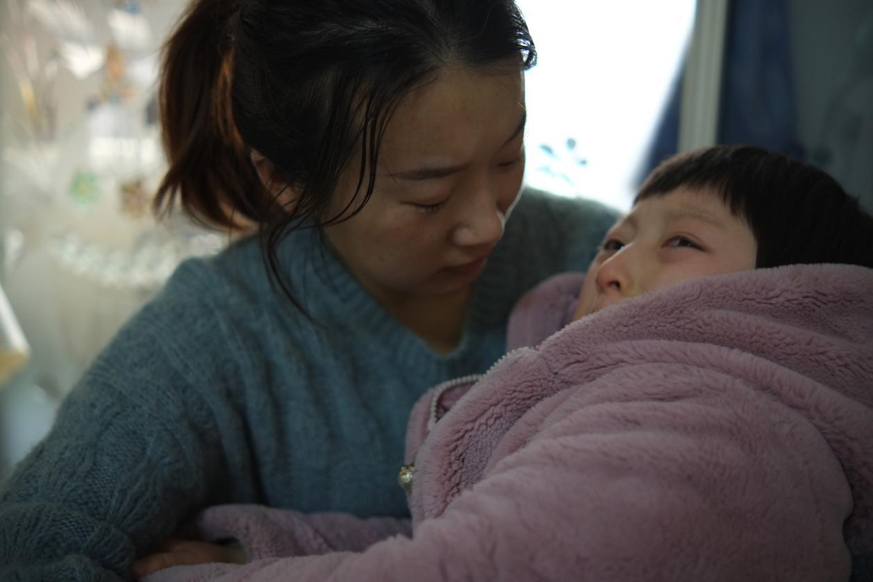 8岁女孩被称“快乐木偶”，总是笑容灿烂，家人却整日以泪洗面