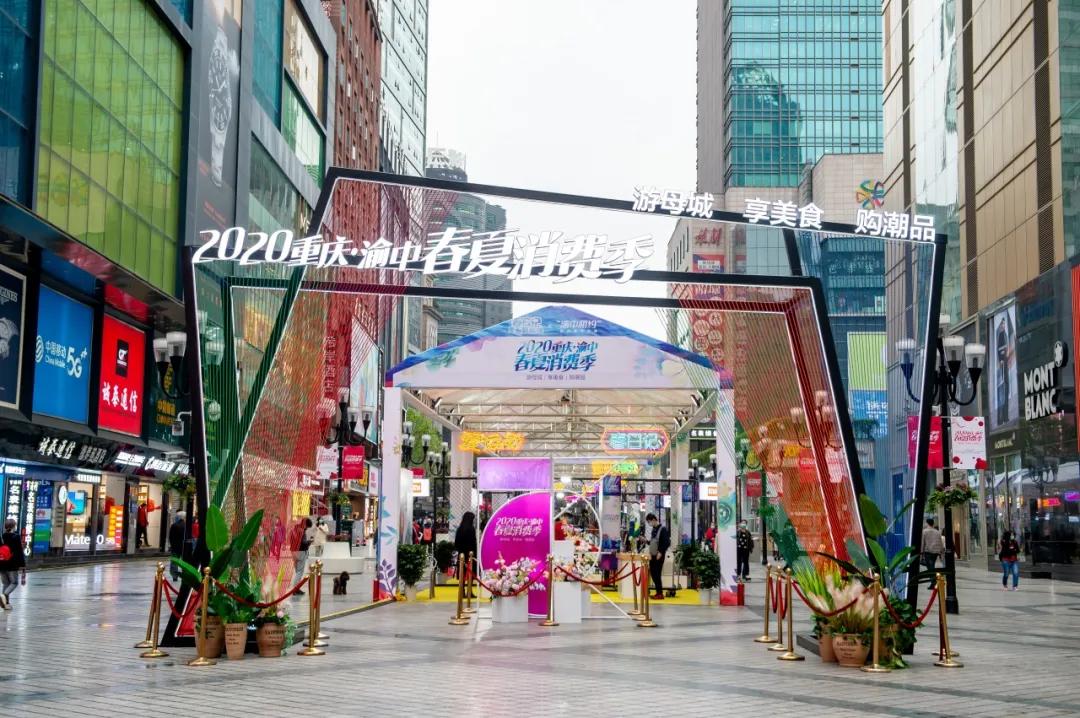 周末逛天府文创集市感受生活美学,周末逛市集看潮雕秀