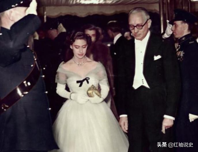 罗马假日女主角赫本照片,罗马假日中安妮公主原型