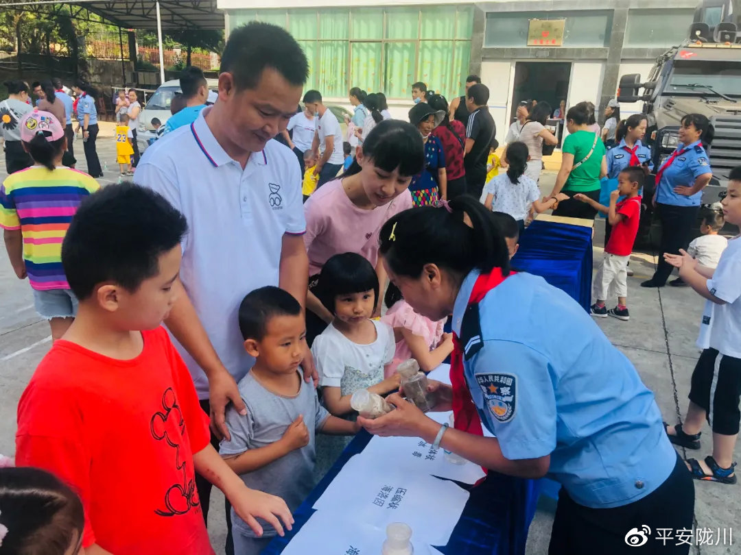 第一次走进警营过六一,迎六一进警营