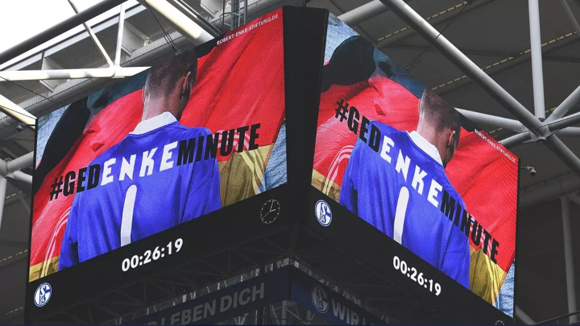 足球从未高于生命ppt,足球从未放弃一直在路上