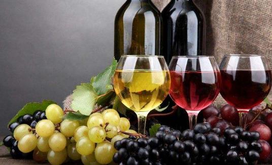 新疆比较有名的葡萄酒,新疆最好的葡萄酒是什么颜色的