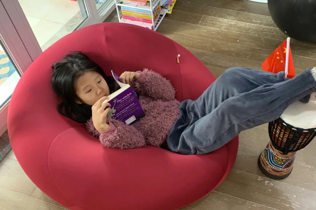 两个小孩给妈妈做大餐,两个女孩给爸妈做饭