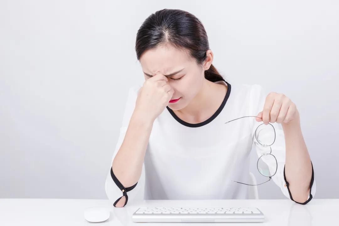 眼前突然出现黑影还很难受,眼前总有黑影飘是怎么了