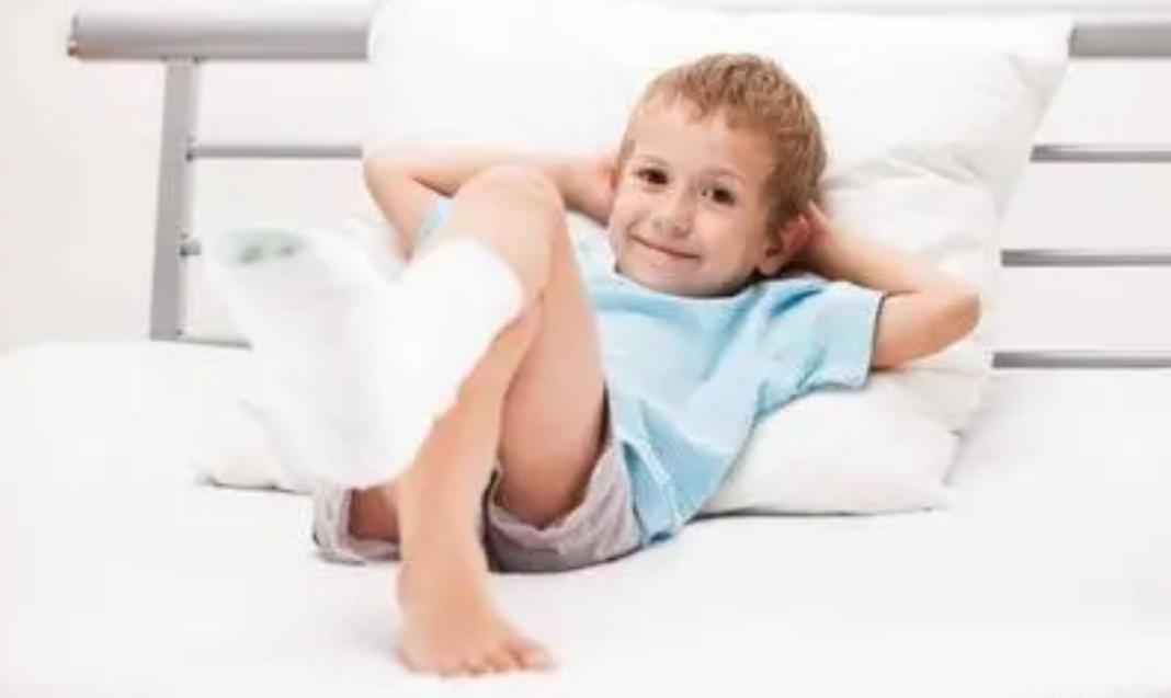 小孩脚踝扭伤怎么处理好得快,孩子轻微脚踝扭伤怎么办