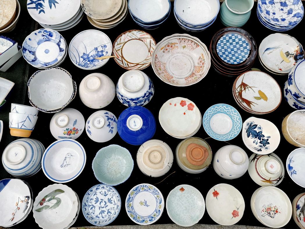 沈阳古玩地摊买日瓷杂货：东西好多，价格好诱人，这是怎么弄来的