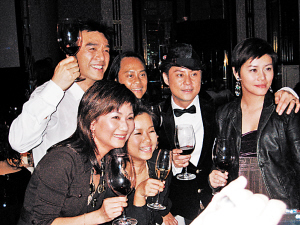 她甩掉钟镇涛，一次交往5个外籍男友，背着上亿钞票行走江湖